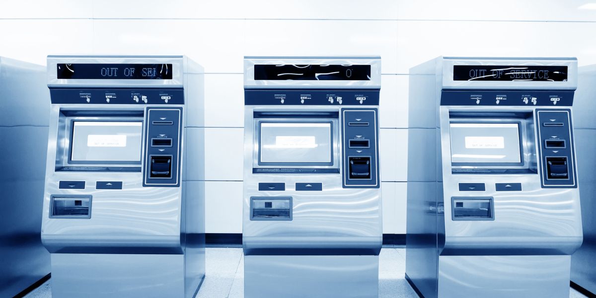 دليلك لاختيار ماكينة عد النقود المناسبة أداء، تقنيات، وأسعار
